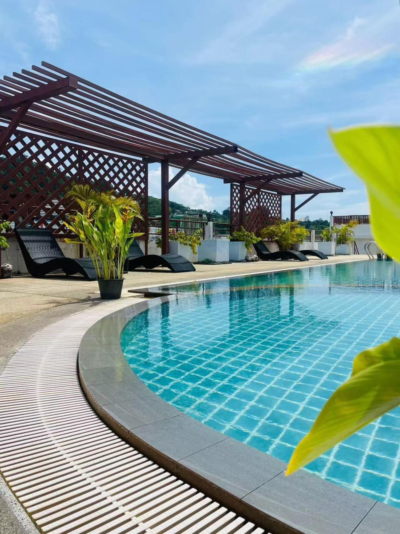 Blue Skyline Hotel Patong Buitenkant foto